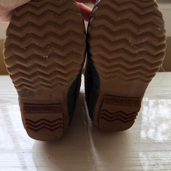 Kids Sorel Boots, Black and Suede - Picture 4 of 4